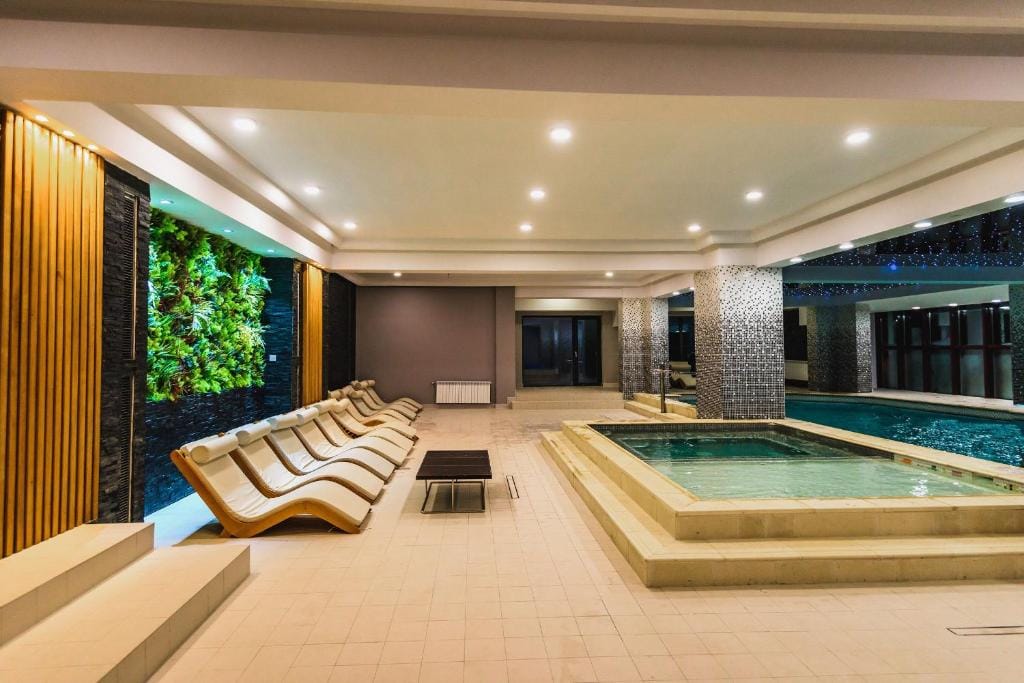 Hotel Carpat Inn Azuga – complex hotelier cu piscină și SPA