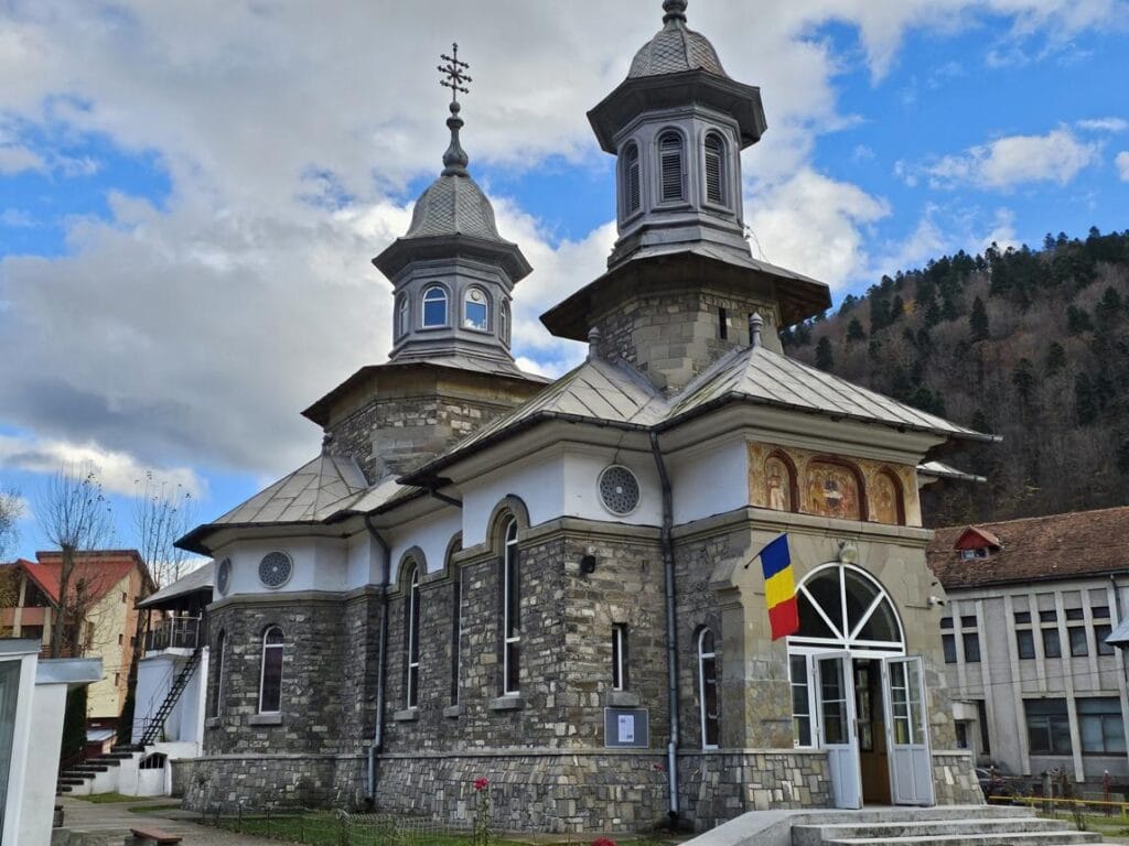 Biserica Sfânta Treime din Azuga – vedere frontală