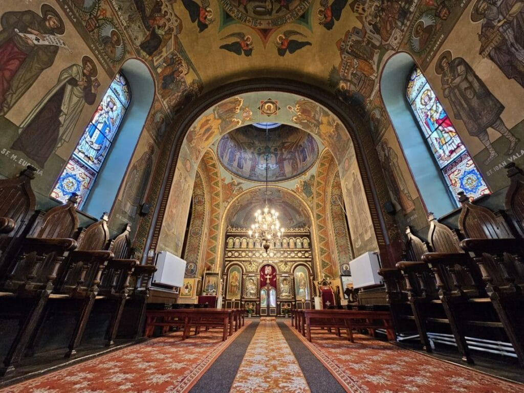 Biserica Sfânta Treime din Azuga – detalii arhitecturale