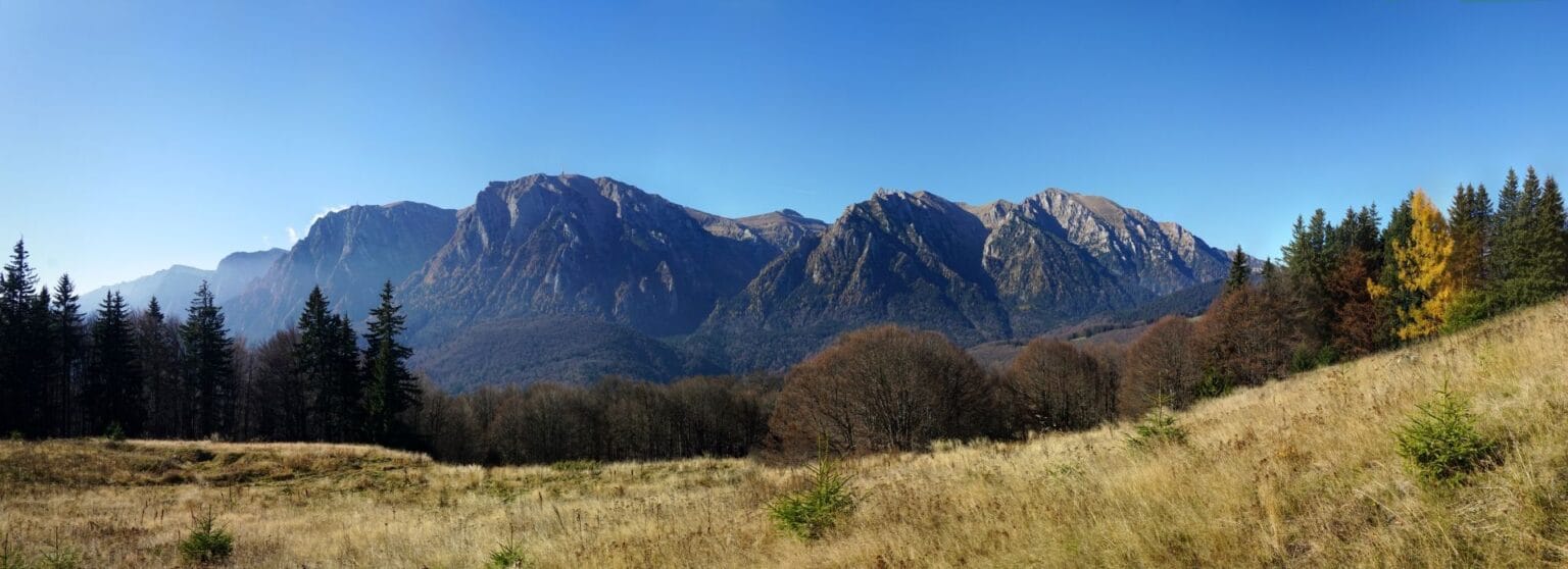 Panoramă a Munților Bucegi deasupra Văii Prahovei