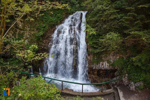 Cascada Urlătoarea din Bușteni vara