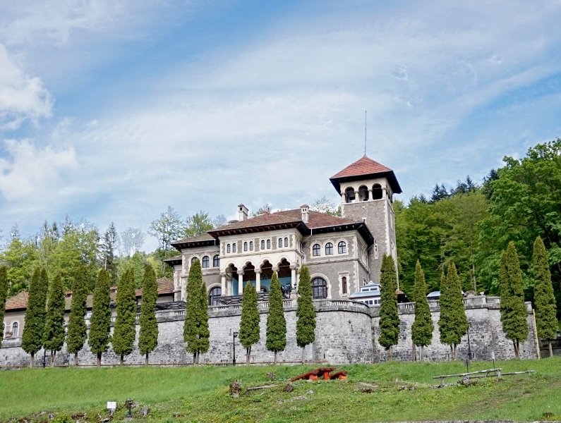 Castelul Cantacuzino din Bușteni – vedere panoramică
