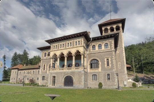 Castelul Cantacuzino vara, obiectiv cultural în Bușteni
