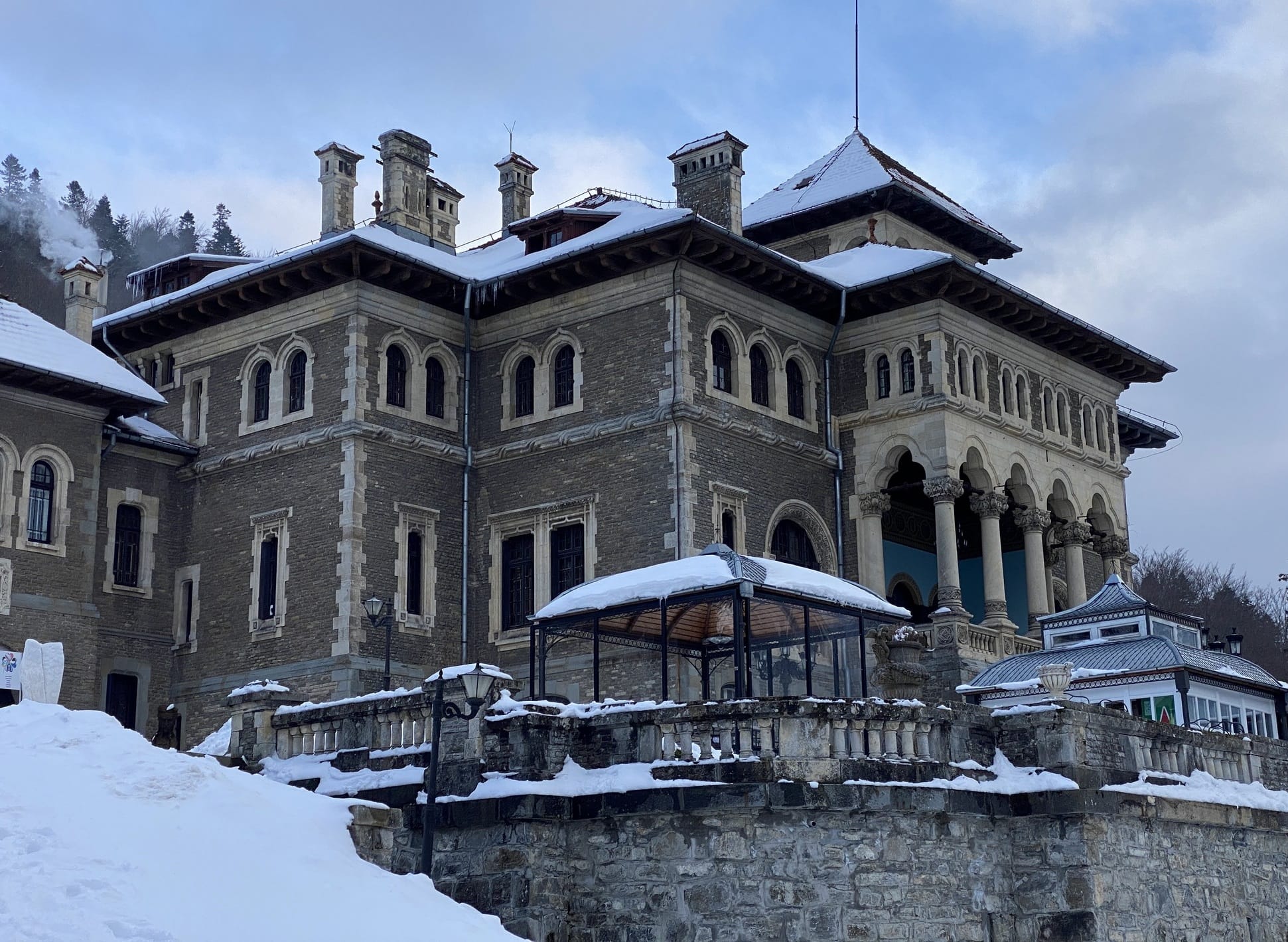 Castelul Cantacuzino din Bușteni iarna