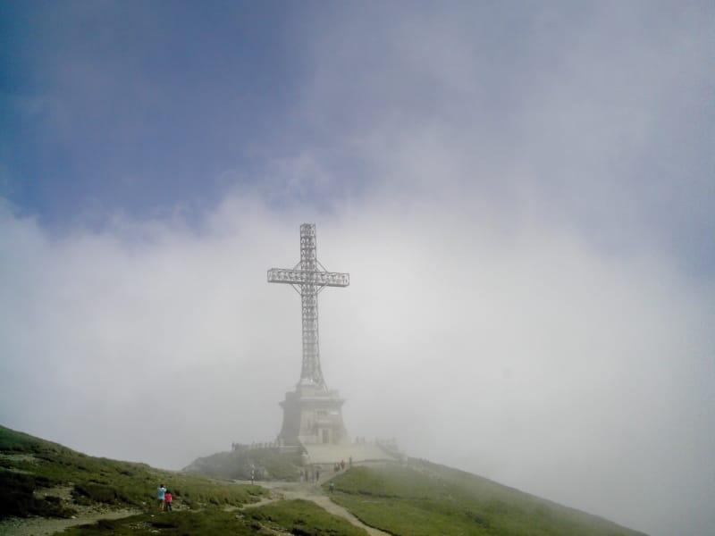 Bușteni și Munții Bucegi, vedere spre Crucea Caraiman