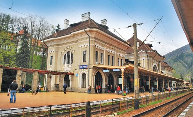 Detalii arhitecturale la Gara Regală Sinaia, piatră și arcade