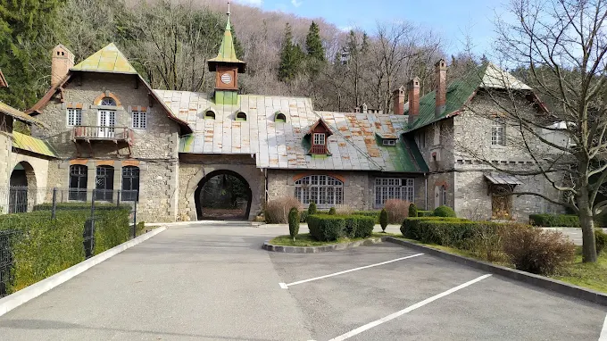 Muzeul Cinegetic Posada – clădirea muzeului din incinta fostului domeniu Bibescu