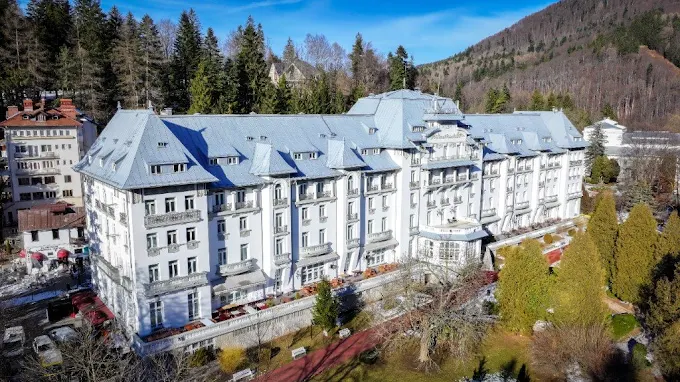 Hotel Palace Sinaia în zona Parcului Dimitrie Ghica