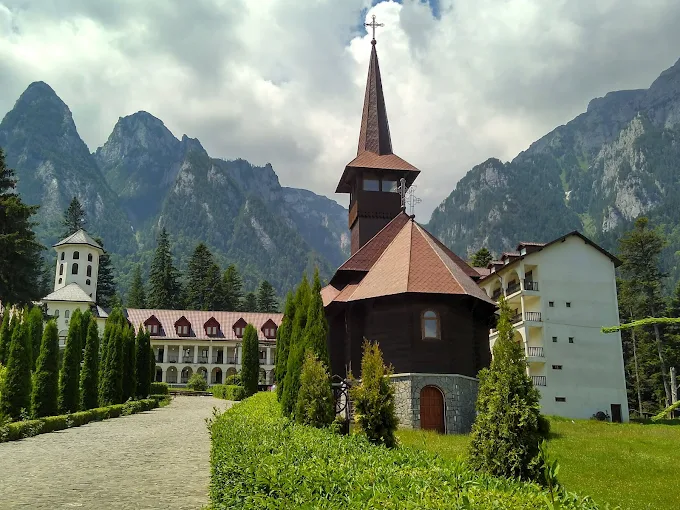 Mănăstirea Caraiman la poalele muntelui