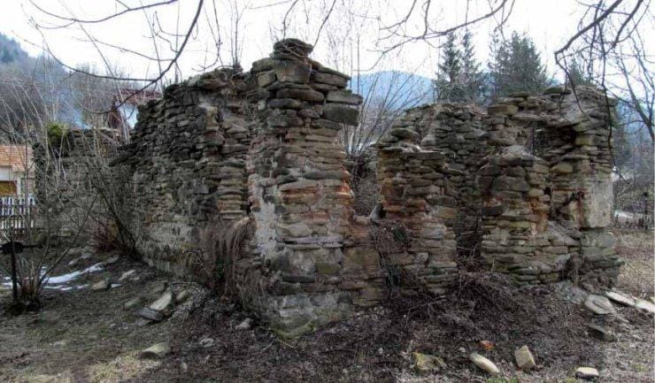 Ruinele bisericii vechi din Trăisteni în context rural