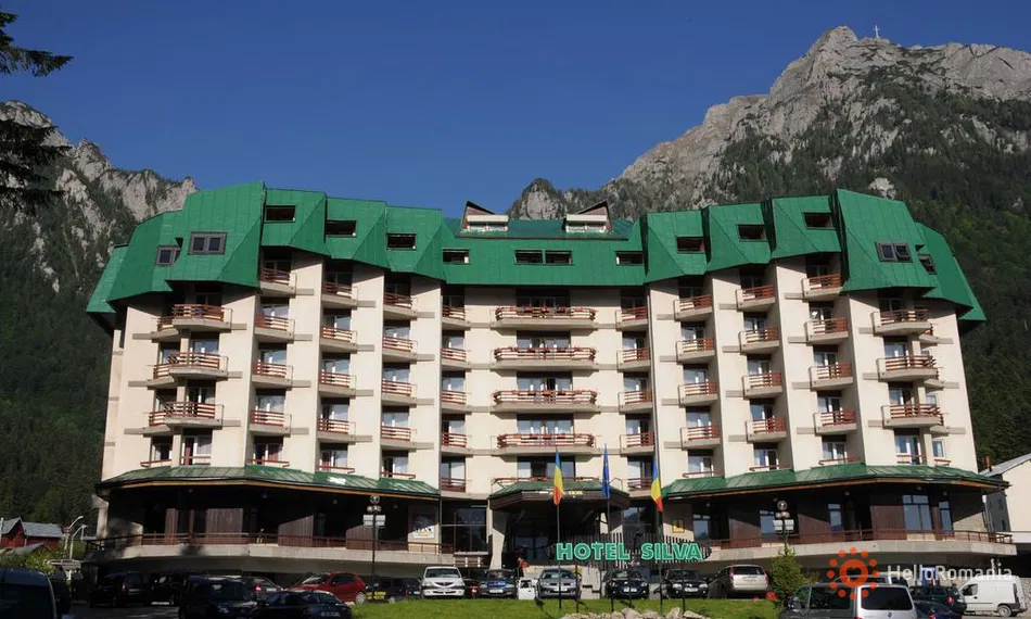 Hotel Silva din Bușteni, cu Masivul Caraiman în fundal