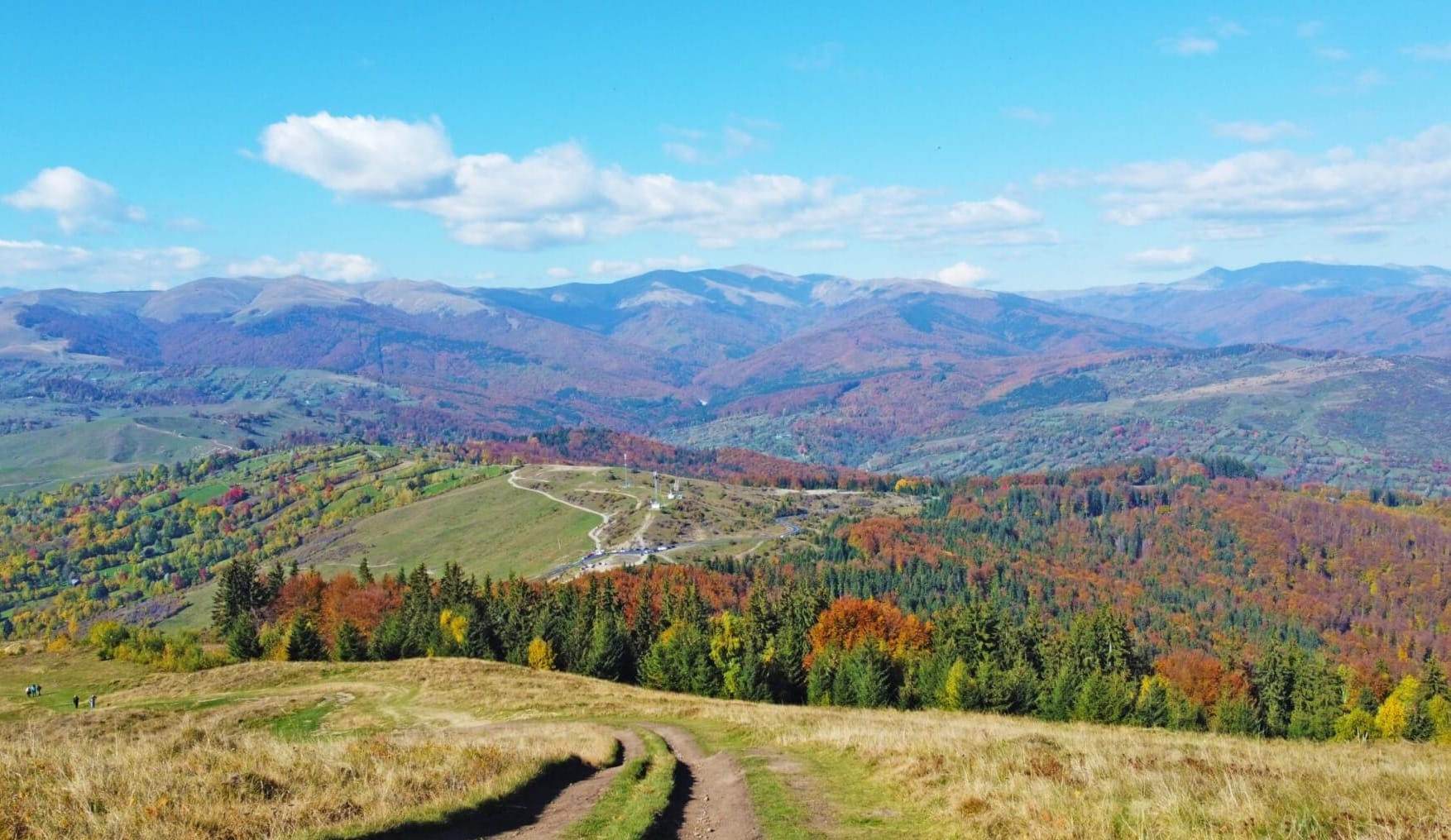 Valea Doftanei toamna, cu dealuri și păduri colorate