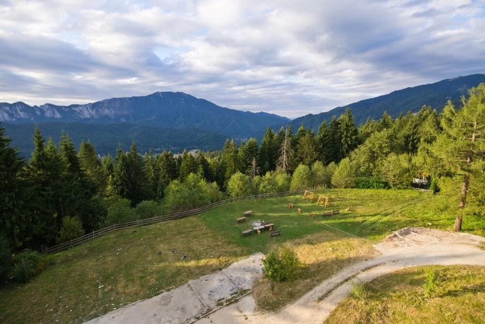 Peisaj montan și zonă verde potrivită pentru trasee ușoare în apropiere de Breaza