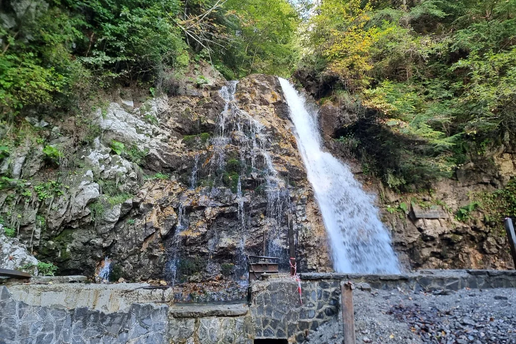 Cascada Urlătoarea din Bușteni, vedere generală la final de septembrie