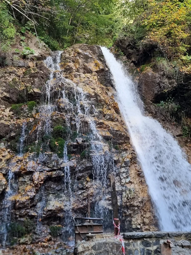 Cascada Urlătoarea din Bușteni, vedere de aproape asupra căderii de apă