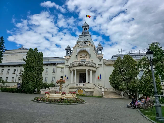 Cazinoul din Sinaia, clădire istorică lângă parc