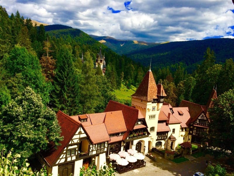 Complex La Tunuri și Vila Economat lângă Castelul Peleș