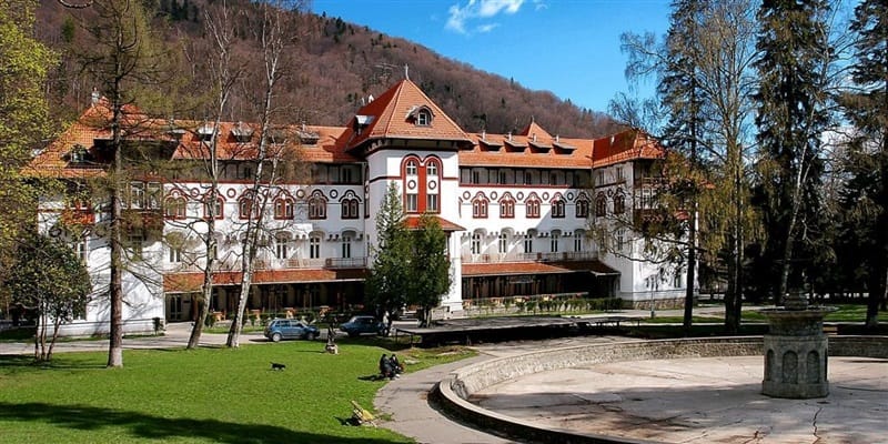 Hotel Caraiman Sinaia lângă parc și gară