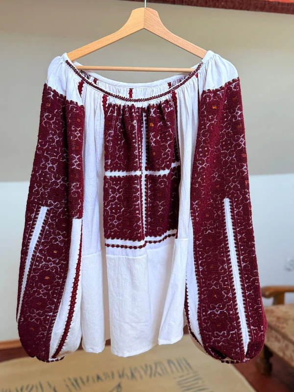 Broderie tradițională asociată iei de Breaza