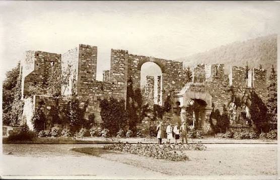 Fotografie de epocă cu Castelul Posada (Castelul Bibescu) din Comarnic, cu zidurile și arcada centrală încă impunătoare