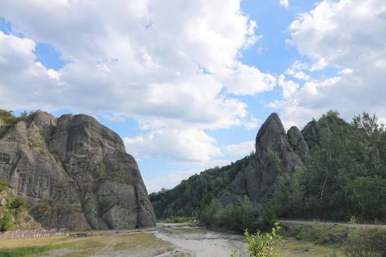 Cheile Doftanei - pereți de conglomerate și râul Doftana în Valea Doftanei
