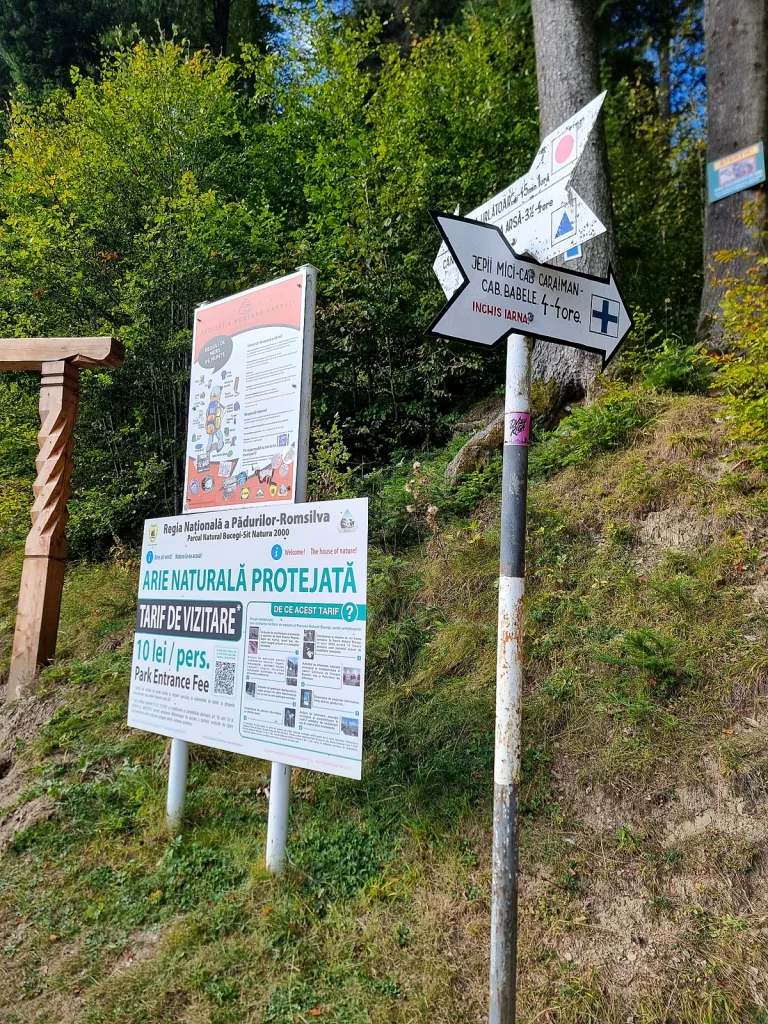 Indicatoare turistice spre Cascada Urlătoarea și traseele din Munții Bucegi