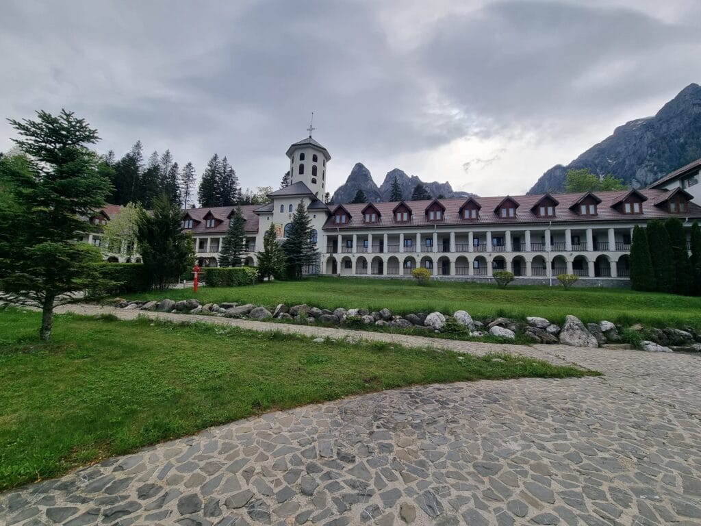 Curtea Mănăstirii Caraiman, înconjurată de pădure