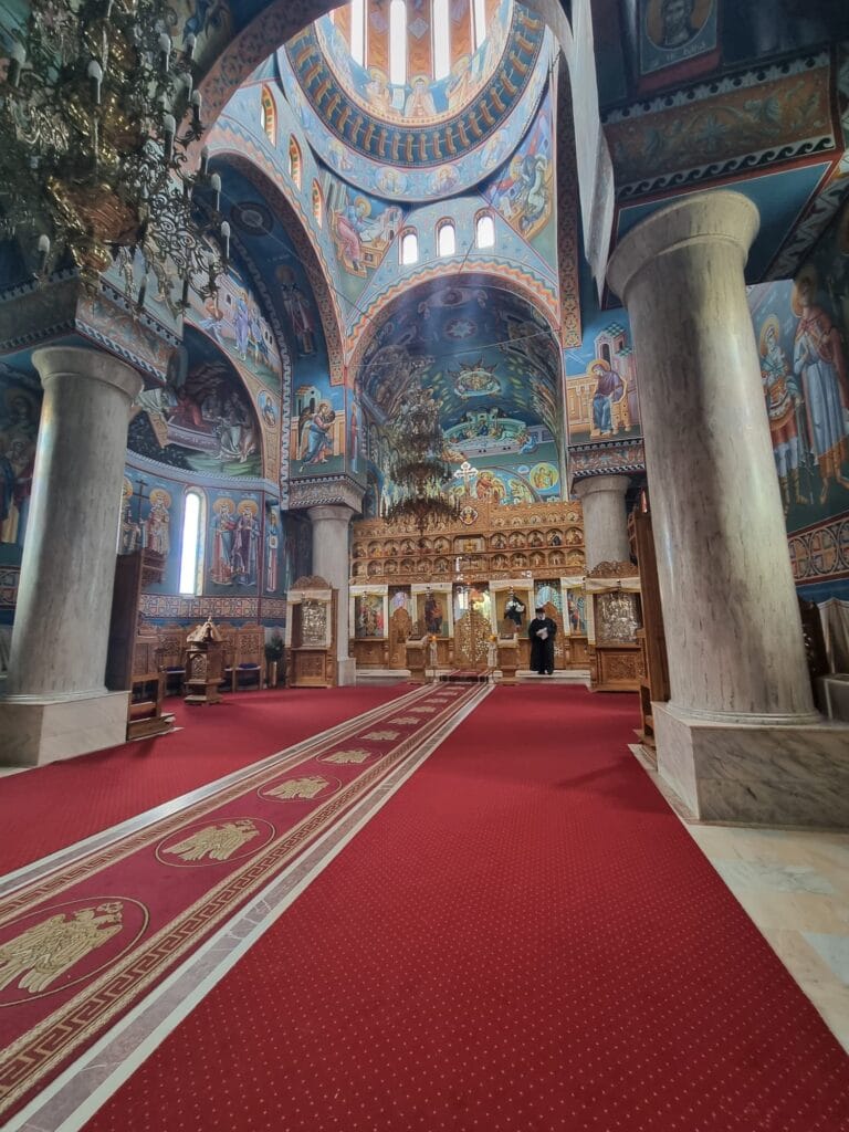 Interiorul bisericii Mănăstirii Caraiman
