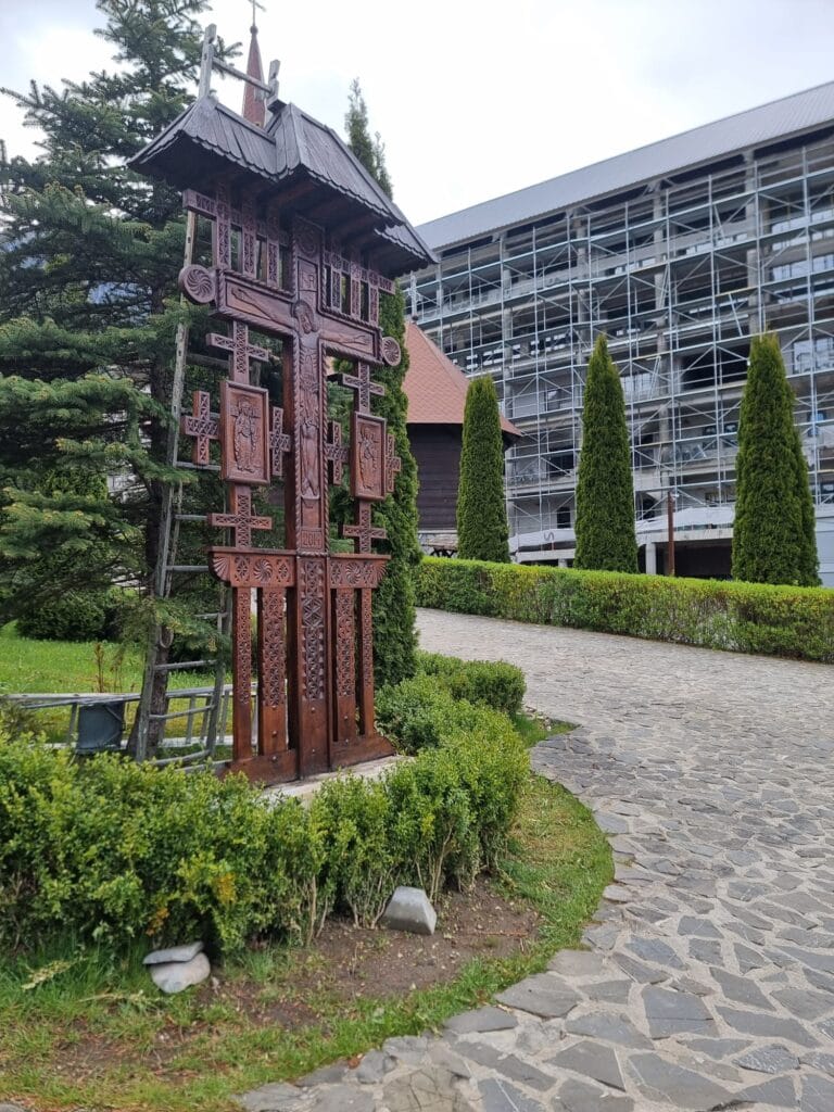 Intrarea în Mănăstirea Caraiman din Bușteni