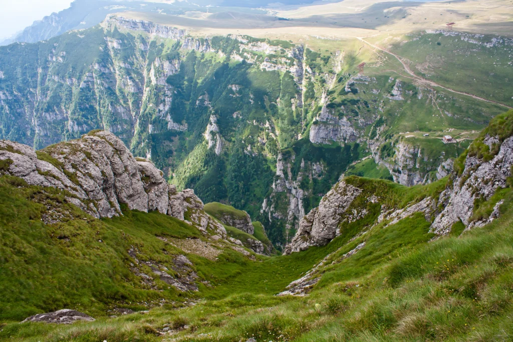Peisaj din Munții Bucegi pentru camping și cazare în natură pe Valea Prahovei