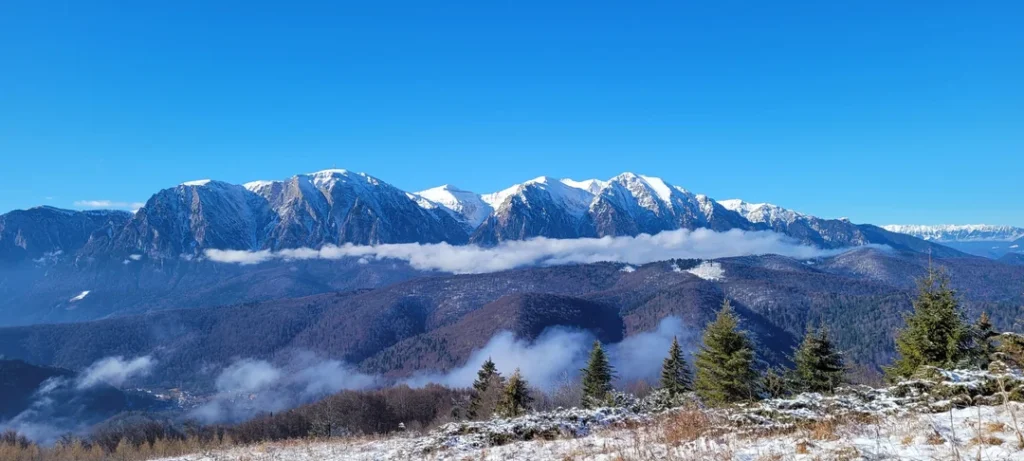 Panorama de pe Clăbucetul Taurului spre Munții Bucegi