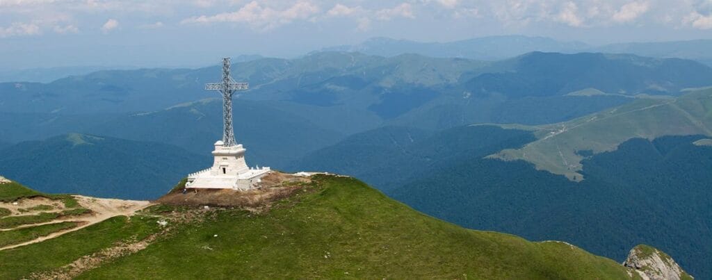 Bușteni vara, panoramă cu Masivul Caraiman deasupra stațiunii