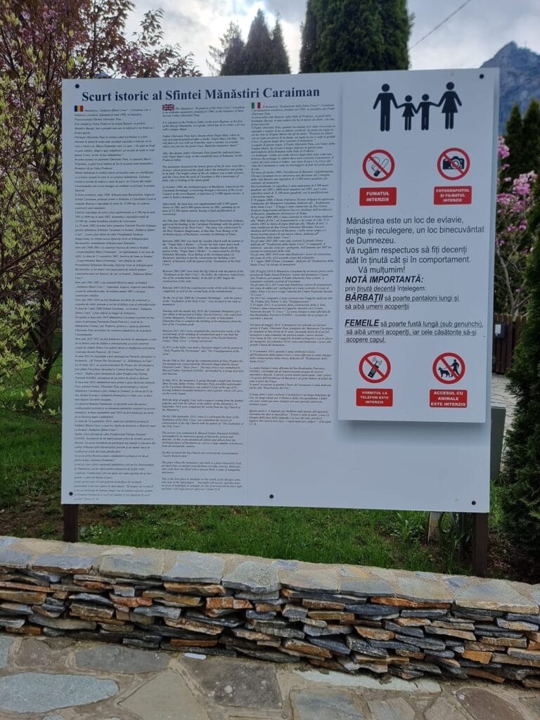 Panou cu scurt istoric al Mănăstirii Caraiman