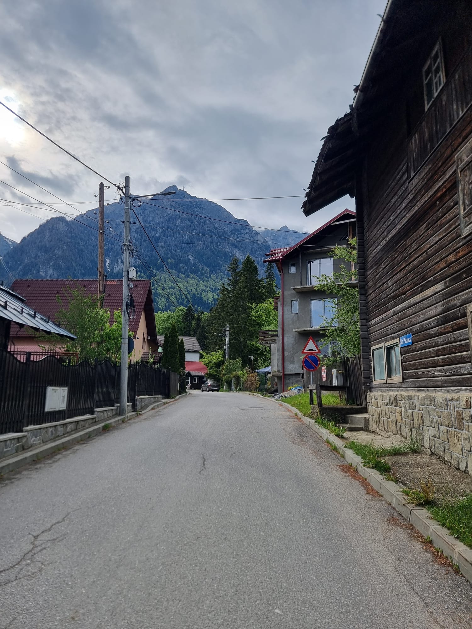 Strada de acces spre Mănăstirea Caraiman din Bușteni