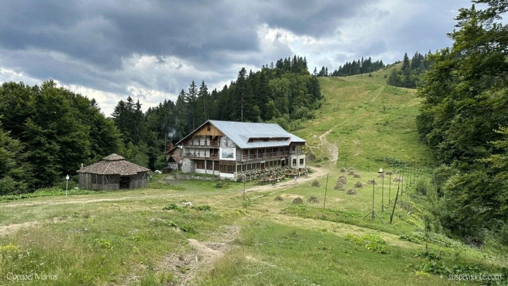 Cabana Gârbova iarna, accesibilă pe trasee din Azuga