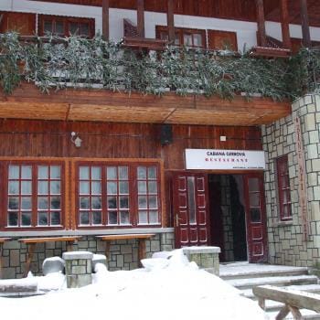 Cabana Gârbova iarna, la capătul traseului prin Clăbucetul Taurului