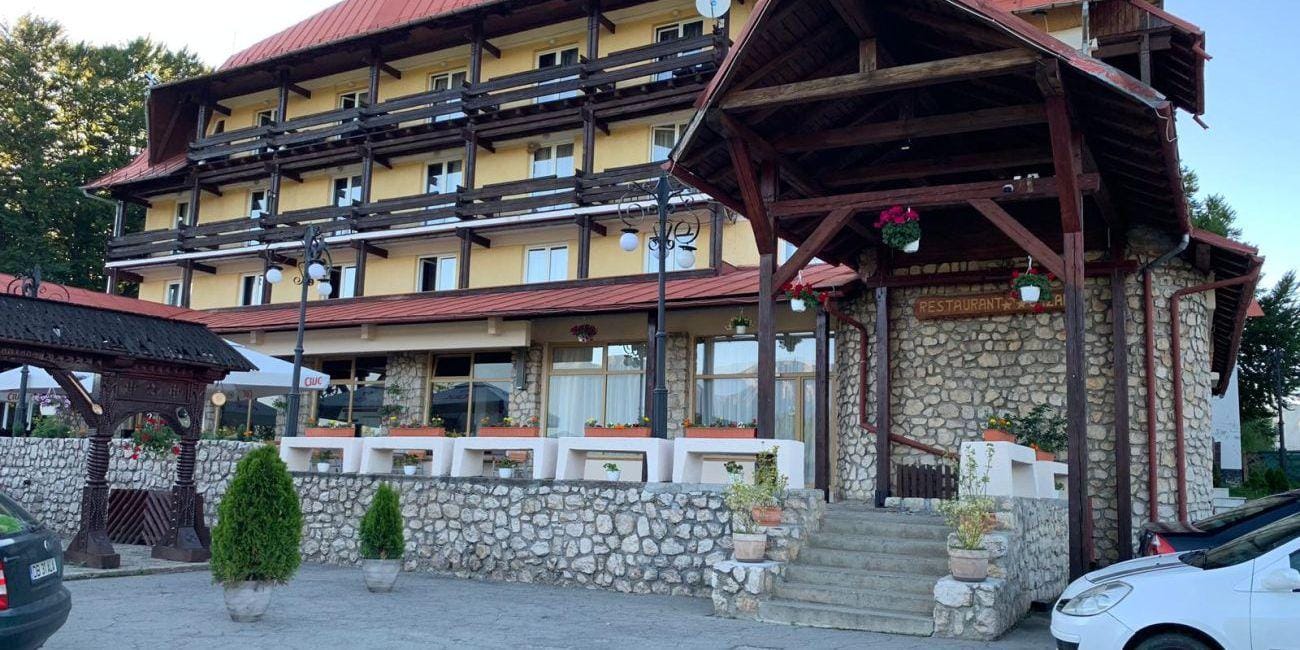 Cabana Trei Brazi și pădurea din zona Predealului