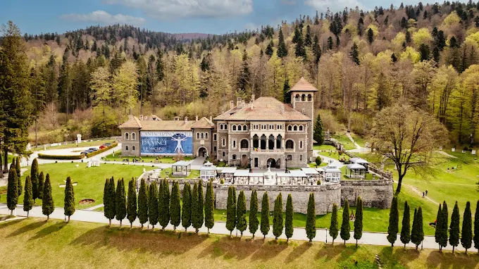 Castelul Cantacuzino din Bușteni vara