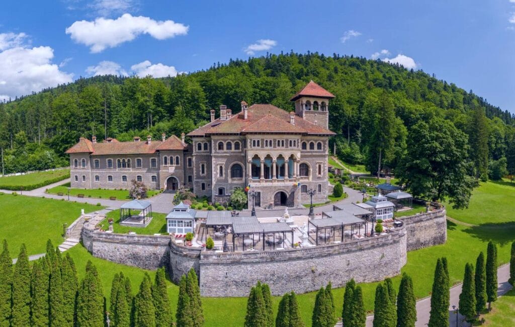 Castelul Cantacuzino și zona de promenadă din Bușteni