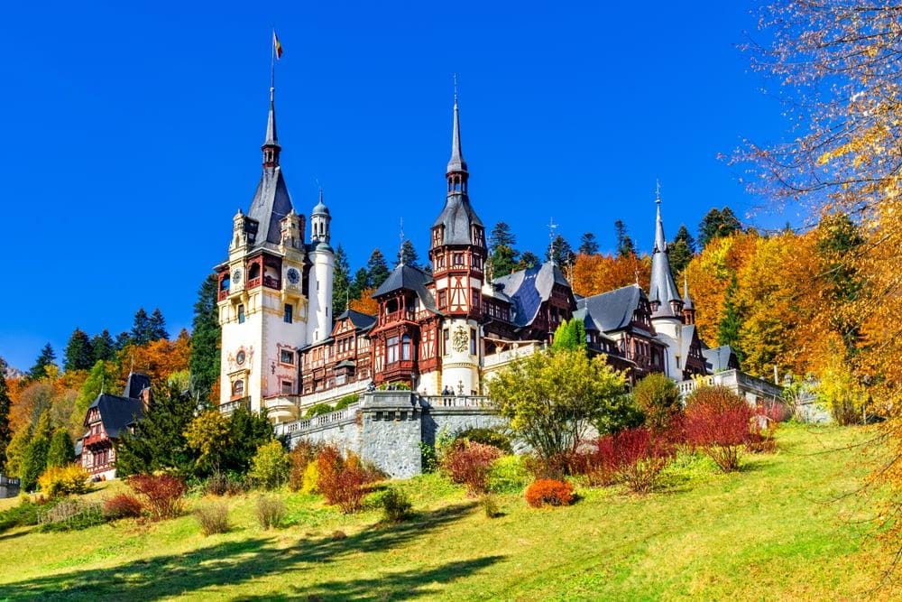 Castelul Peleș din Sinaia într-o zi cu vreme schimbătoare