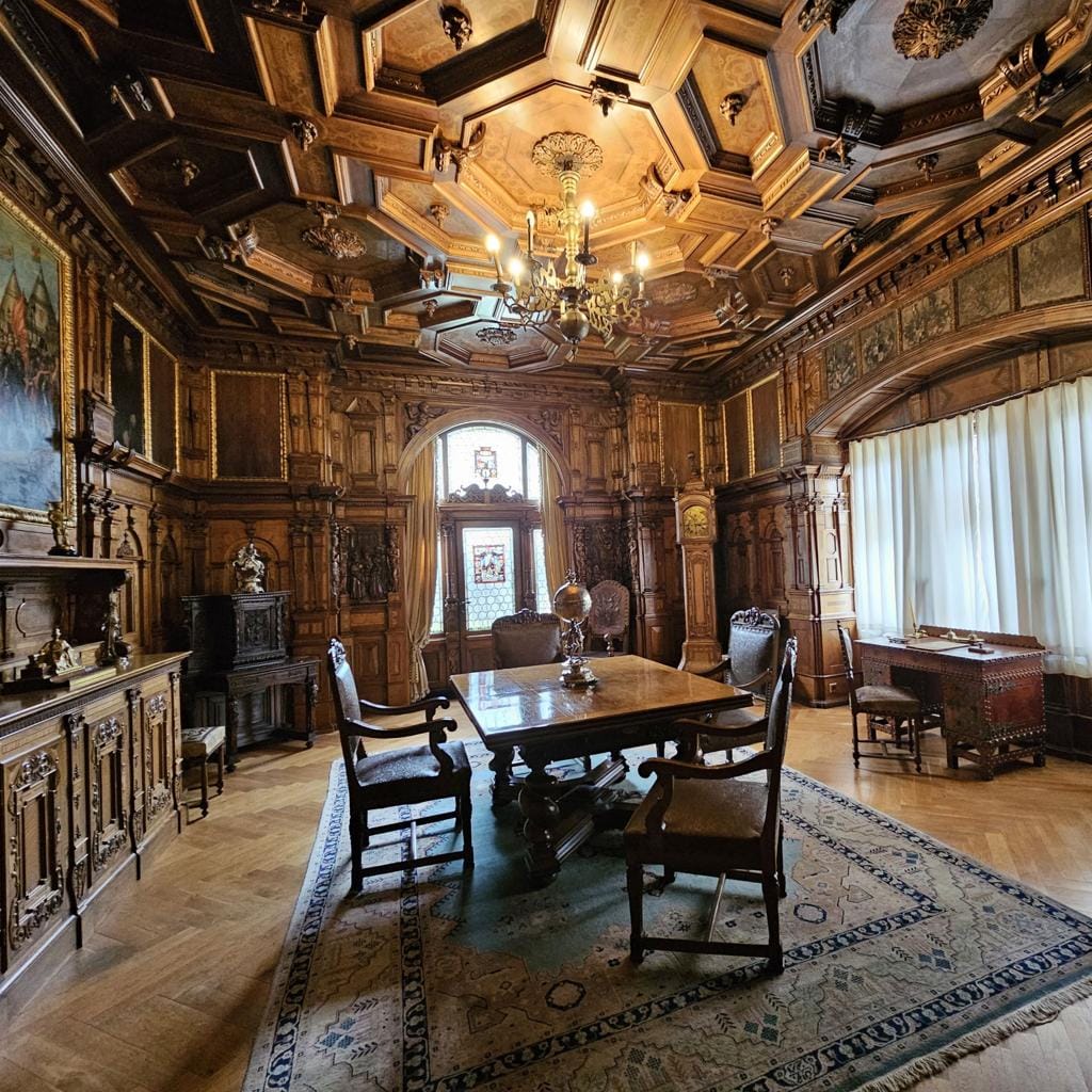 Castelul Peleș văzut vara