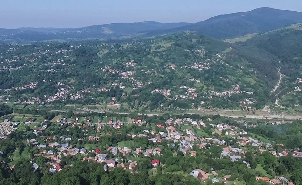Panoramă a orașului Comarnic și a dealurilor din jur