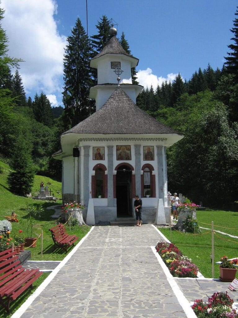 Turn și detaliu arhitectural la Mănăstirea Predeal