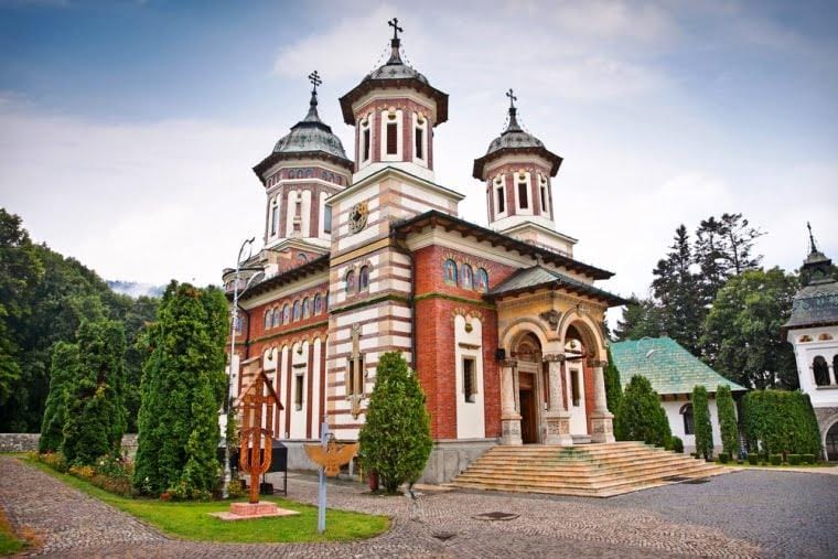 Mănăstirea Sinaia, vizită potrivită între reprizele de ploaie