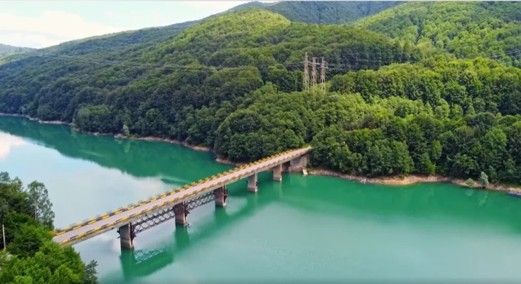 Barajul și Lacul Paltinu din Valea Doftanei, în apropiere de Posada