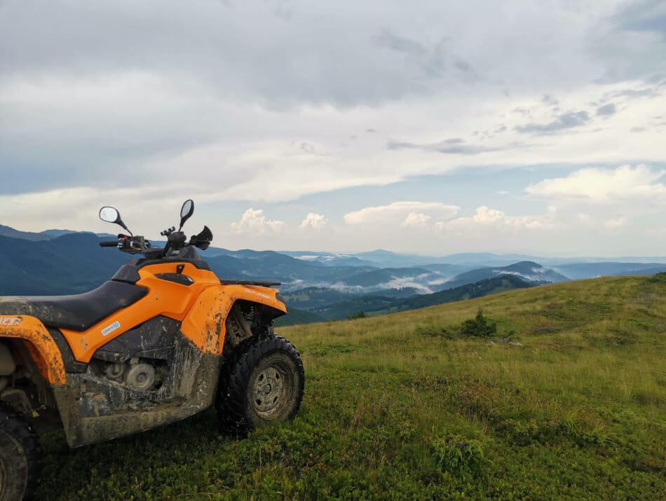 Tură cu ATV în zona Azuga, activitate de aventură