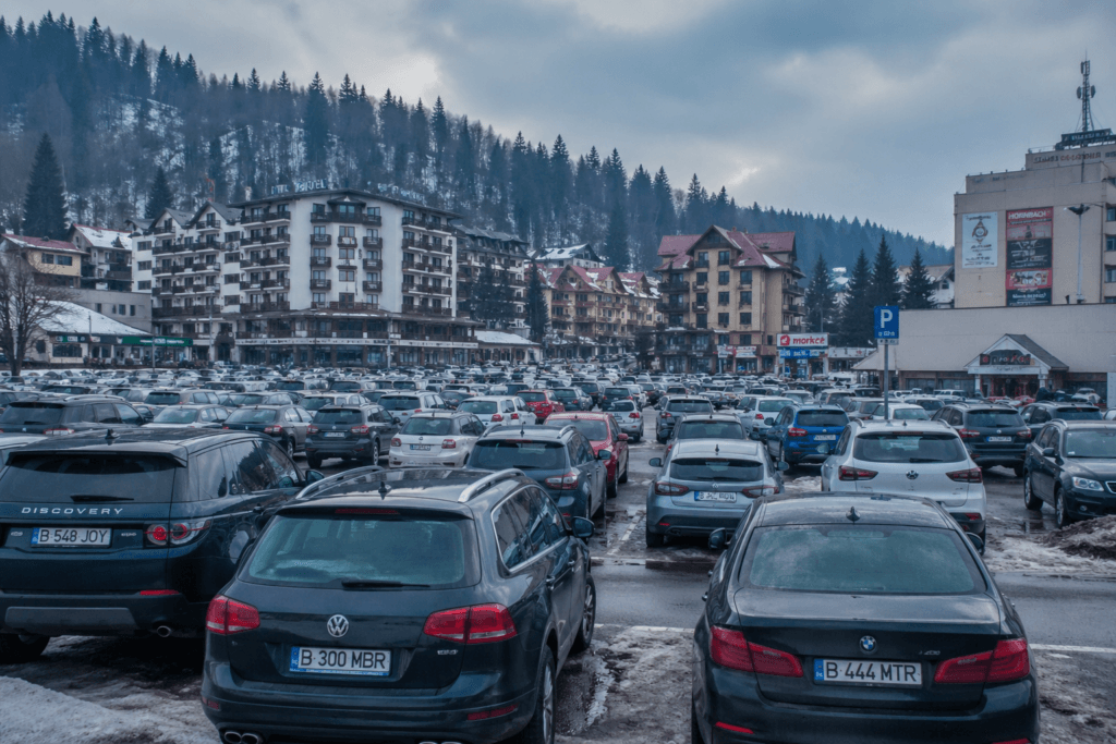 Parcare cu locuri limitate în Sinaia, exemplu pentru planificarea sosirii