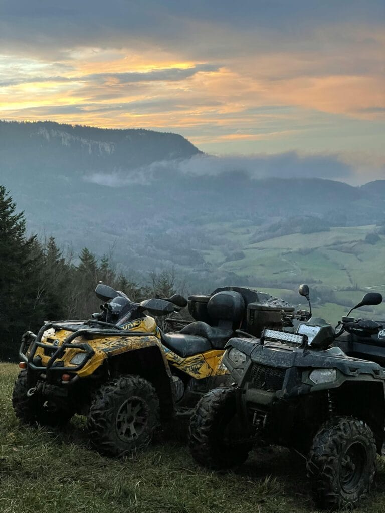 ATV pe drum forestier – imagine ilustrativă pentru ghidul de închirieri ATV din Bușteni
