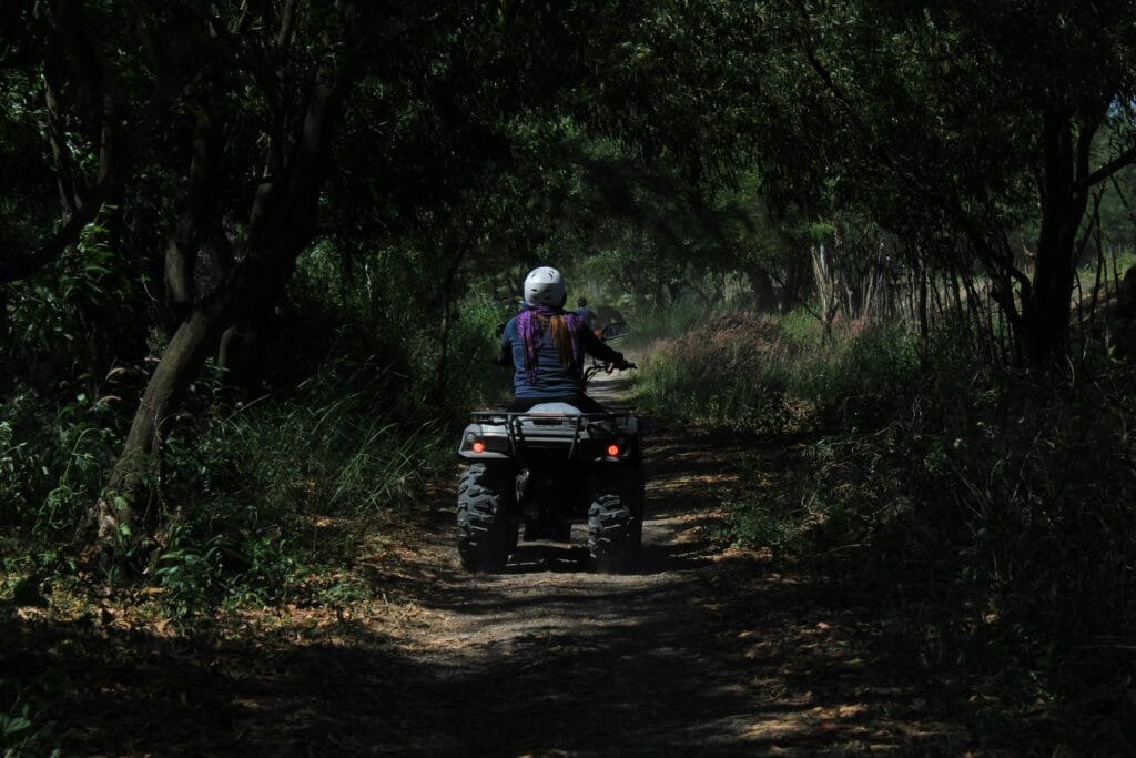 ATV pe drum forestier – imagine ilustrativă pentru ghidul de închirieri ATV din Comarnic