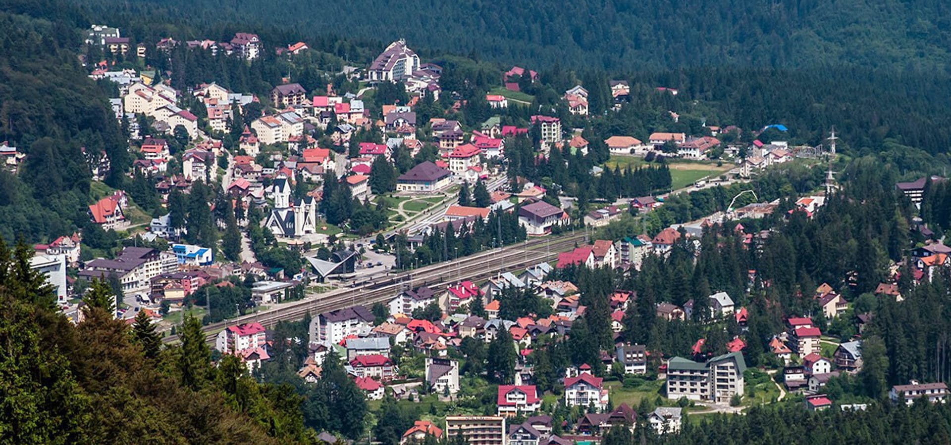 Panoramă a stațiunii Predeal și a munților din jur